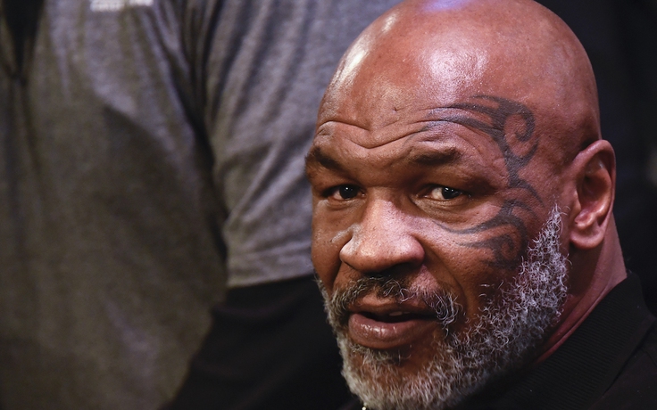 Mike Tyson gây sốc khi đấm hành khách trên máy bay Mỹ