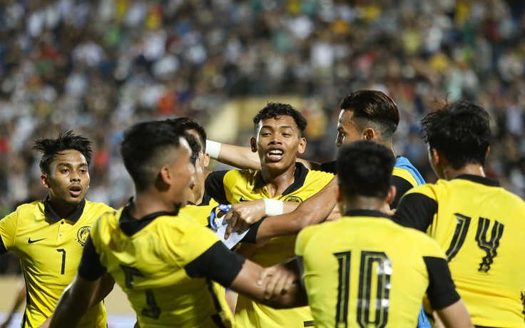 HLV tuyển U.23 Malaysia kêu gọi học trò ‘trở lại mặt đất’ sau trận thắng Thái Lan