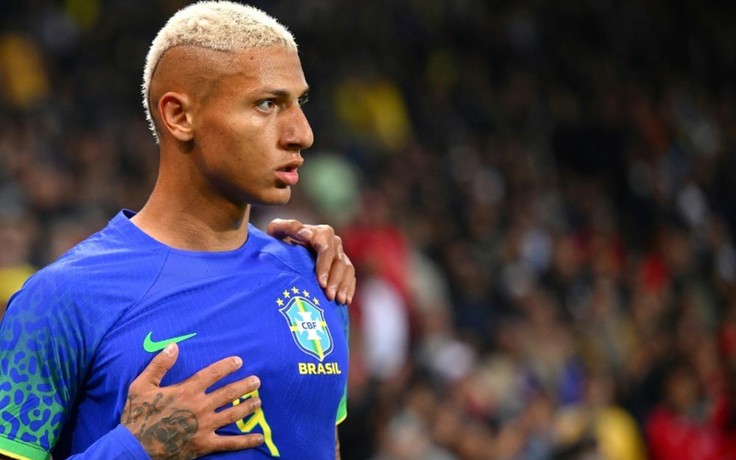 Richarlison kêu gọi trừng phạt nặng kẻ ném chuối trong trận thắng của Brazil