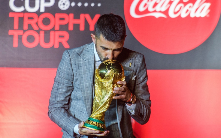Chiếc cúp vàng World Cup đã cập bến Qatar sau hành trình vòng quanh thế giới