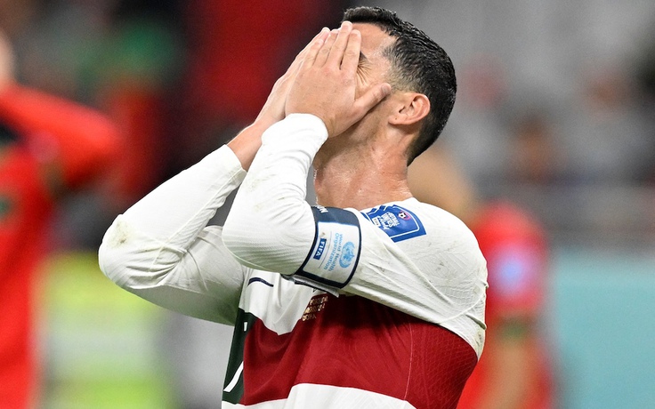 World Cup 2022: CĐV bị đuổi ra khỏi sân sau khi tạt nước vào Ronaldo