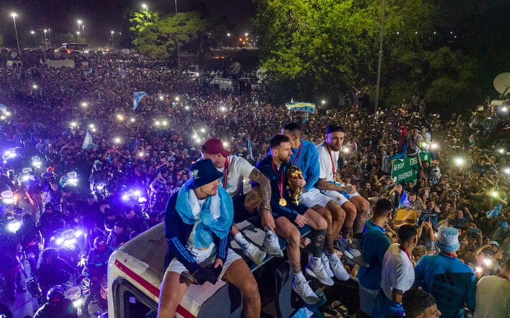 Messi tránh được tai nạn nghiêm trọng trong gang tấc khi vừa trở về Argentina