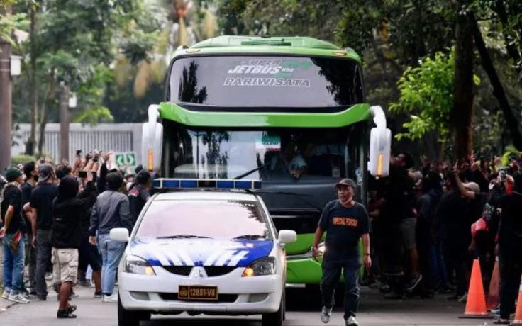 Sốc: CĐV Indonesia tấn công xe buýt chở tuyển Thái Lan khi thảm kịch chưa vơi