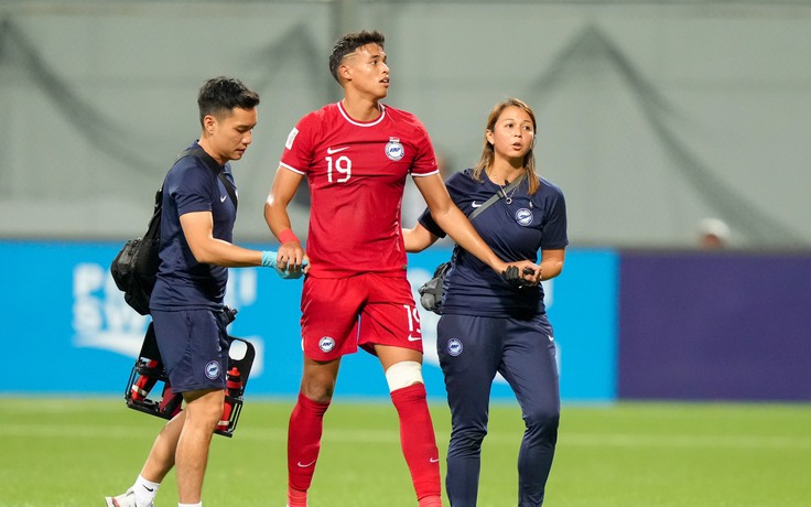 HLV tuyển Singapore có thể đưa trung vệ lên đá tiền đạo ở trận quyết đấu Malaysia
