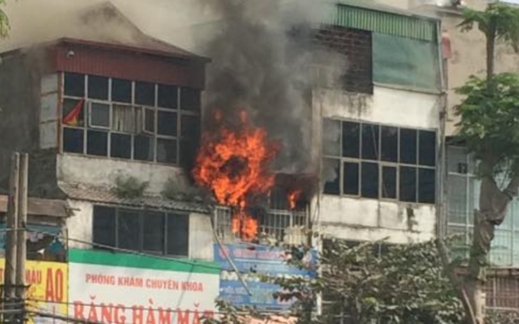 Cháy lớn tại cửa hàng văn phòng phẩm ở Hà Nội