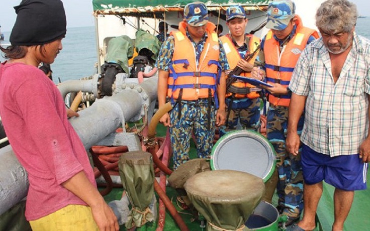 Bắt 2 tàu biển buôn lậu hơn 2.500 m3 xăng dầu trên biển Quảng Ngãi