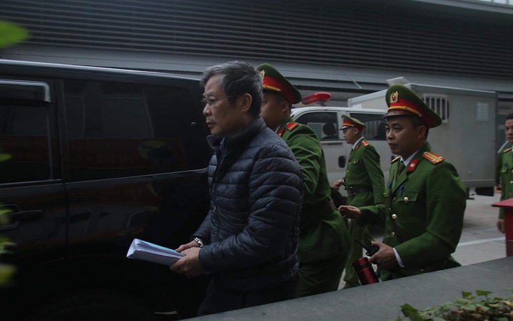 Dẫn giải các bị cáo Nguyễn Bắc Son, Trương Minh Tuấn đến tòa