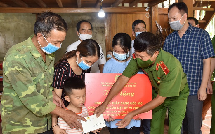 Trao học bổng cho hai con trung tá hy sinh khi truy bắt tội phạm ma túy