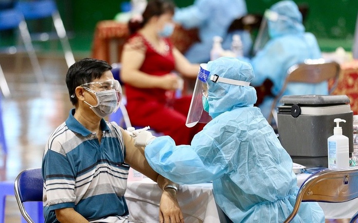 Hà Nội: Tạm đình chỉ cán bộ phường 'ưu ái' đưa 4 người thân tiêm vắc xin Covid-19