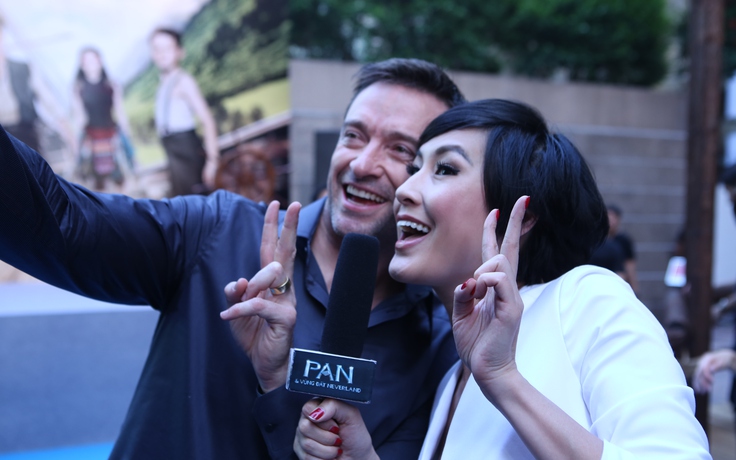 Hugh Jackman nhí nhảnh chụp ảnh selfie bên Kathy Uyên