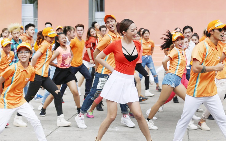 Tóc Tiên và Phạm Anh Khoa nhảy flashmob cực sung cùng hàng trăm fan