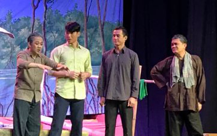 Thành Lộc - Hữu Châu khiến kiều bào khóc cười giữa sân khấu Mỹ