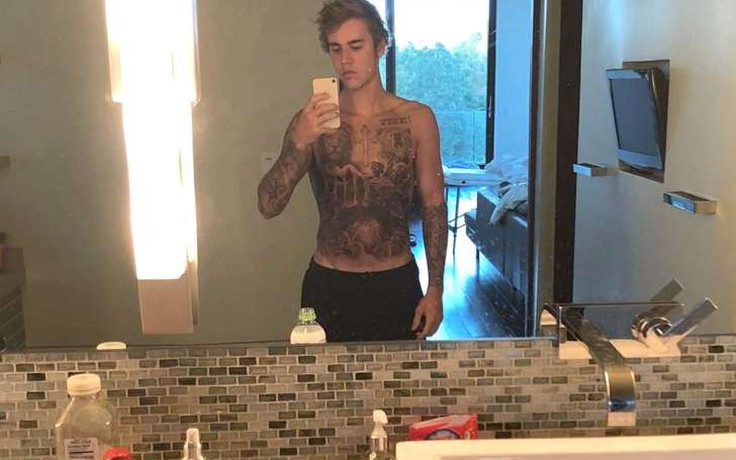 Justin Bieber khoe thân hình xăm trổ kín mít