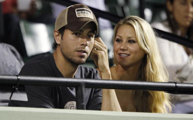 Ca sĩ Enrique Iglesias đón cặp sinh đôi cùng 'búp bê Nga' Anna Kournikova