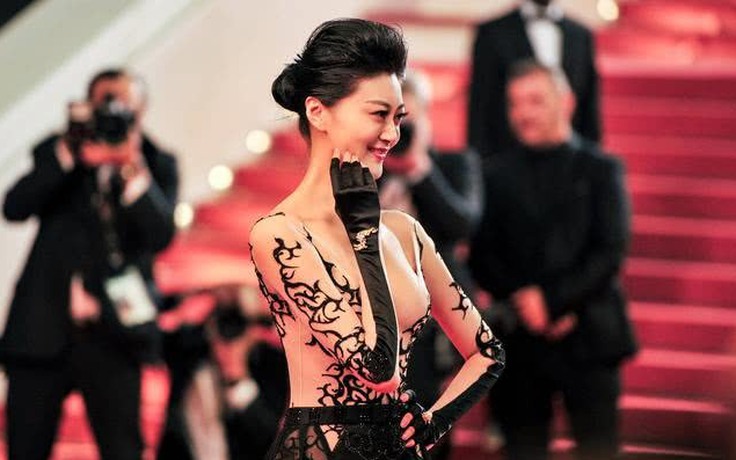 Mỹ nhân Trung Quốc lộ ngực tại thảm đỏ nói dối về tấm vé tới Cannes