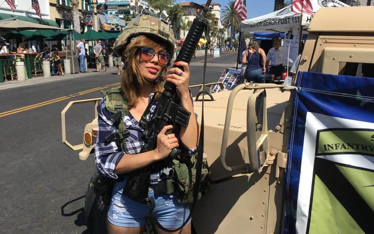 Ca sĩ Ngọc Anh phủ nhận cầm súng ống ra đường biểu tình ở Mỹ