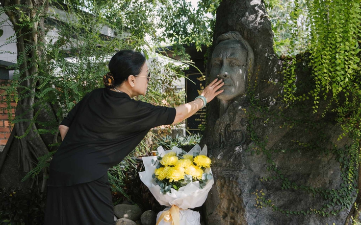 Danh ca Khánh Ly trầm ngâm bên mộ nhạc sĩ Trịnh Công Sơn