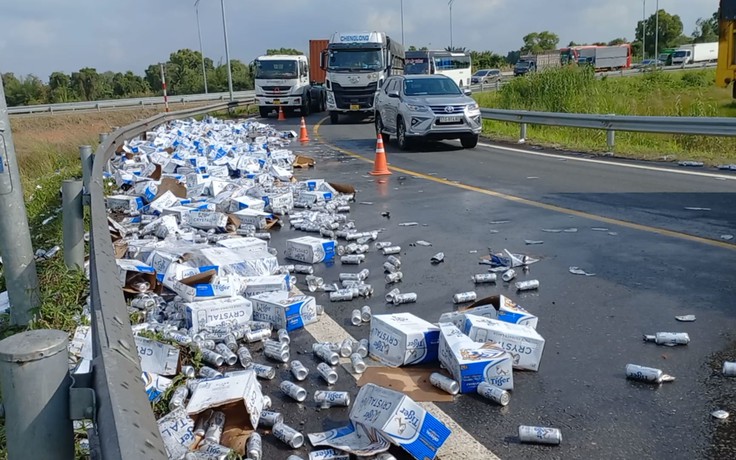 Hàng trăm thùng bia trên xe đầu kéo đổ tràn xuống đường cao tốc