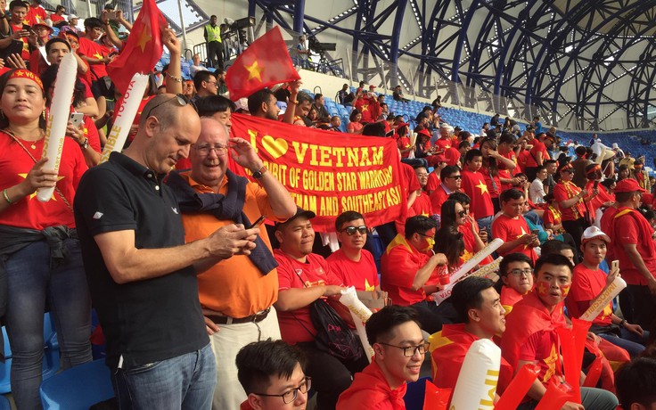 Sắc đỏ rực sáng trên sân UAE, tin vào chiến thắng của Việt Nam trước Nhật Bản