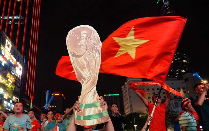 Việt Nam thắng UAE: Sắc đỏ nhuộm phố Sài Gòn với giấc mơ Việt Nam vô địch