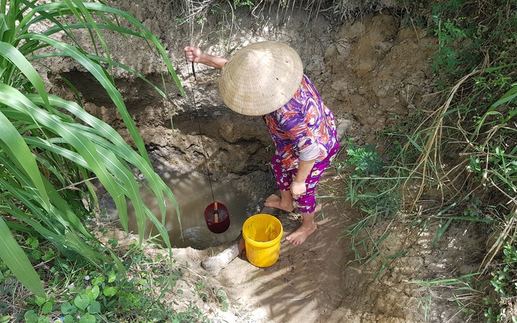 Giữa hạn mặn miền Tây, xúc động tình người san sẻ nước ngọt chờ mưa 'vàng'