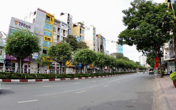 Đường phố Sài Gòn vắng vẻ cuối tuần, người dân đeo khẩu trang phòng dịch Covid-19