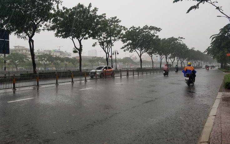 Người Sài Gòn 'chôn chân' ở nhà vì mưa to, gió mạnh từ bão số 9