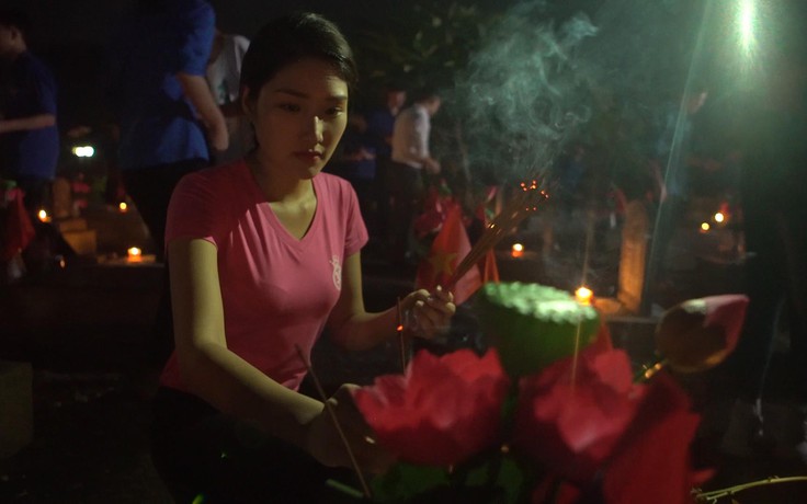 Thí sinh Hoa hậu Việt Nam thắp 11.000 ngọn nến tại Nghĩa trang Việt - Lào