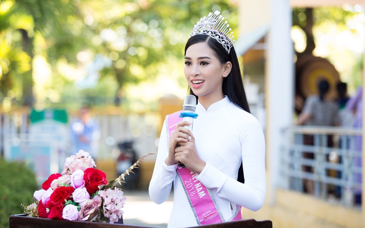 Hoa hậu Trần Tiểu Vy diện áo dài trắng thăm lại trường cũ