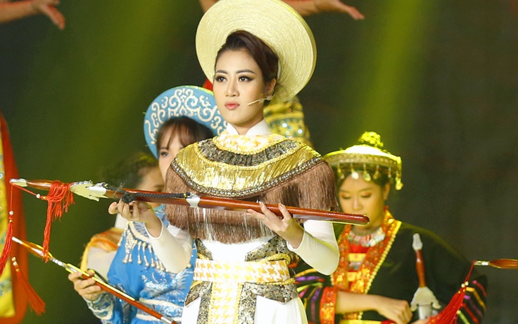 MC Anh Thi giành quán quân 'Duyên dáng bolero 2019'