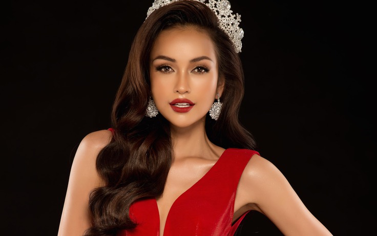 Ngọc Châu diện váy xẻ ngực, gợi cảm bên vương miện 'Miss Supranational Asia 2019'