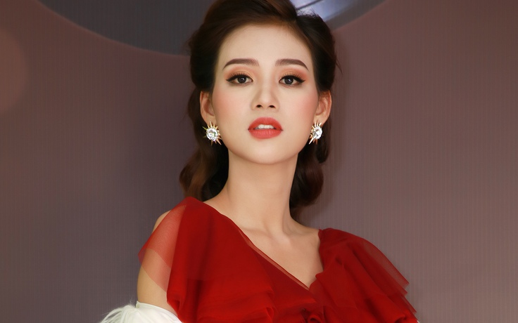 ‘Hot girl ngân hàng’ Khánh Tiên: Tôi có năng lực, không chấp nhận chuyện ‘đổi chác’