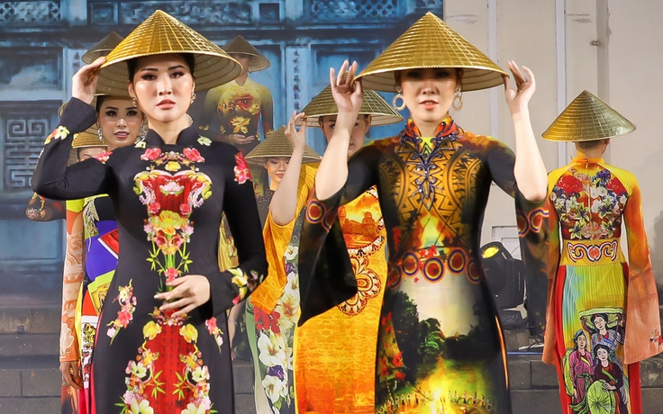 Đỗ Trịnh Hoài Nam mang 26 nón lá dát vàng đến 'Lễ hội áo dài'