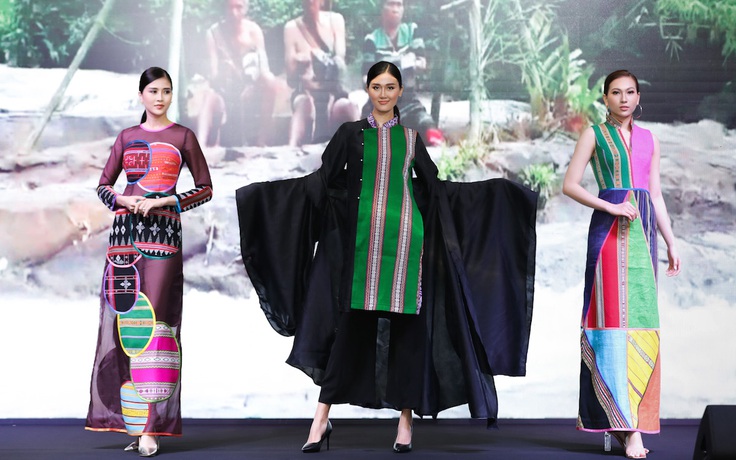 Trình diễn thời trang tại Lễ hội văn hóa thổ cẩm Việt Nam 2020