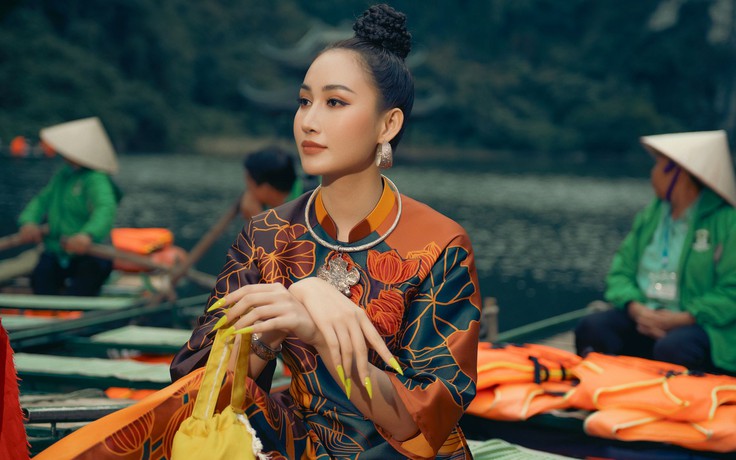 Đoàn Hồng Trang diện áo dài khoe sắc giữa Tràng An Đoàn Hồng Trang diện áo dài khoe sắc giữa Tràng An