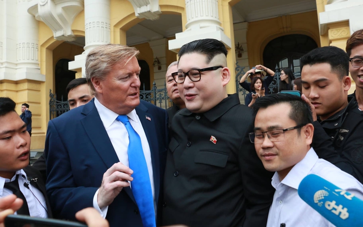 'Bản sao' Tổng thống Donald Trump - Chủ tịch Kim Jong-Un đến Hà Nội, nhiều người vây quanh
