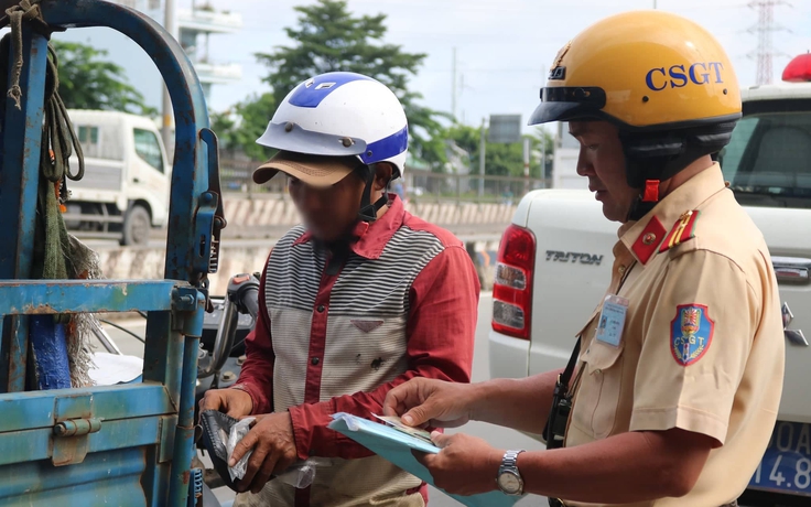 Người chạy xe ba bánh tự chế bị CSGT thổi phạt: ‘Tôi thấy không nguy hiểm’