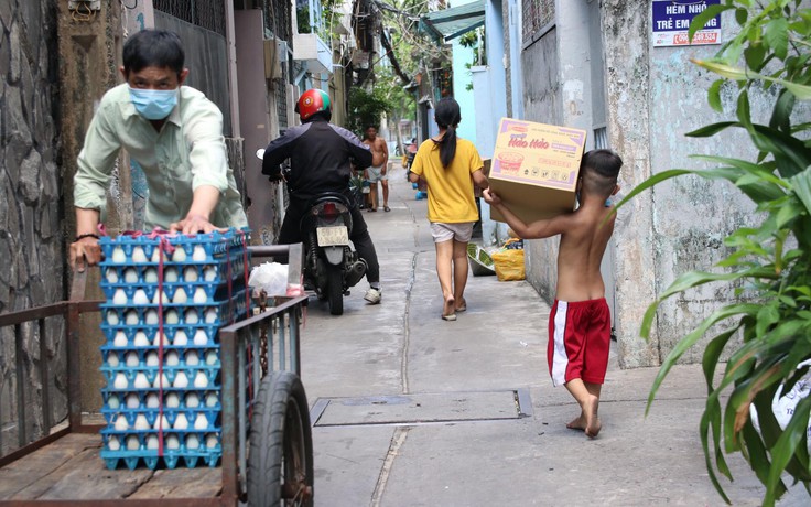 Đi chợ sau lệnh giãn cách xã hội ở TP.HCM: 'Chợ đông vì giãn cách thì lo lắm'