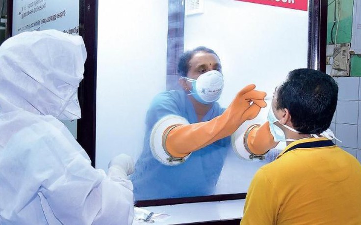 Bốt lấy mẫu xét nghiệm Covid: Giúp nhân viên y tế đỡ cực, Việt Nam liệu nên thử nghiệm?