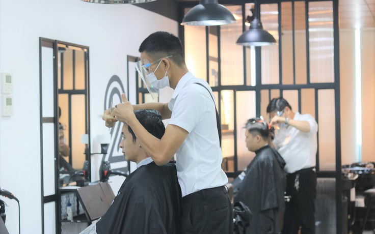 Người Hà Nội đi làm đẹp sau gần một tháng 'nhịn' cắt tóc