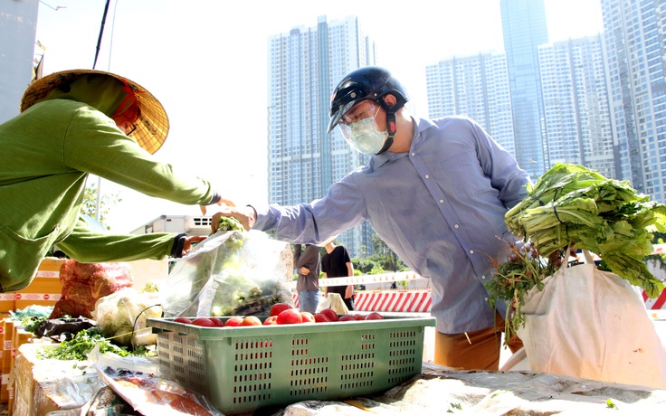 Người Sài Gòn đi chợ mùa dịch Covid-19: Rau xanh, thực phẩm tươi sống hút hàng