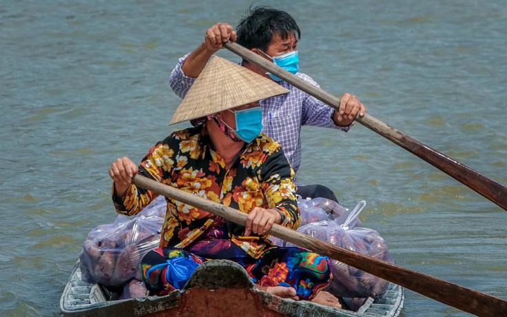 Người miền Tây chợ nổi Cái Răng gác mái chèo lên bờ sống trụ lại trong dịch Covid-19