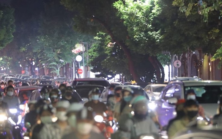 Người người đi chơi đêm Trung Thu, đường phố trung tâm Hà Nội dòng xe kẹt cứng