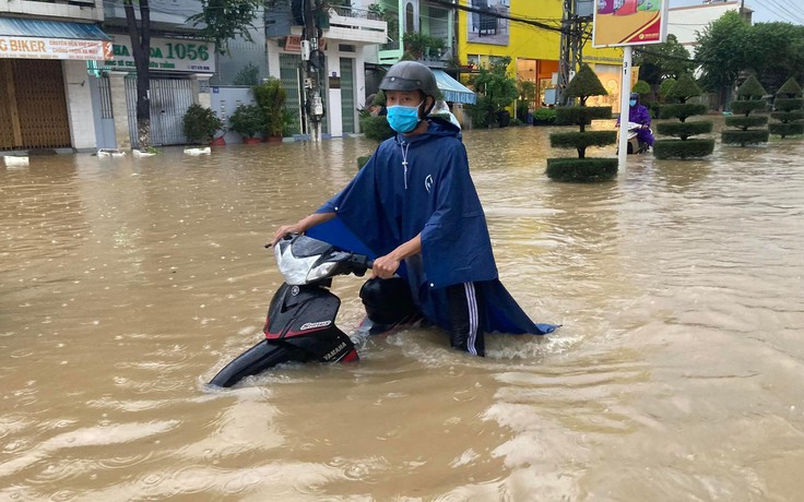 TS Huy Nguyen: Người dân miền Trung cần chú ý, phòng tránh thế nào khi mưa to kéo dài?