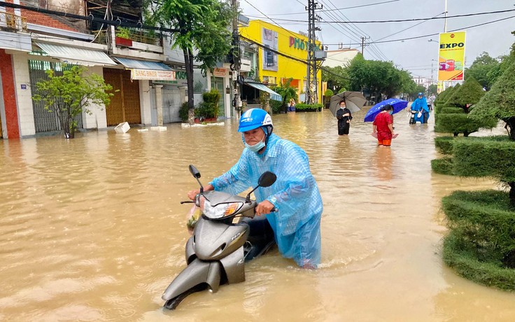 Mưa to ở miền Trung: Đường phố Nha Trang trong 'biển nước'