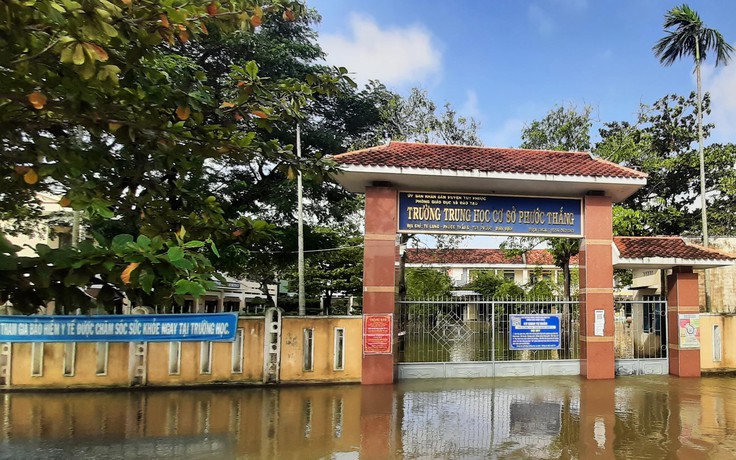 Hết mưa nhưng 'biển nước' vẫn bao vây nhà dân, trường học