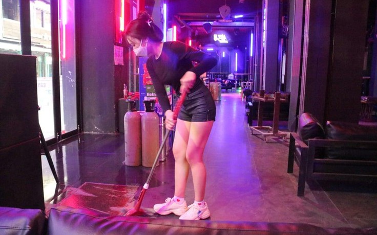 TP.HCM ngừng hoạt động quán bar, karaoke, massage, spa: Phố Tây đang dọn bàn thì đóng cửa tiếp