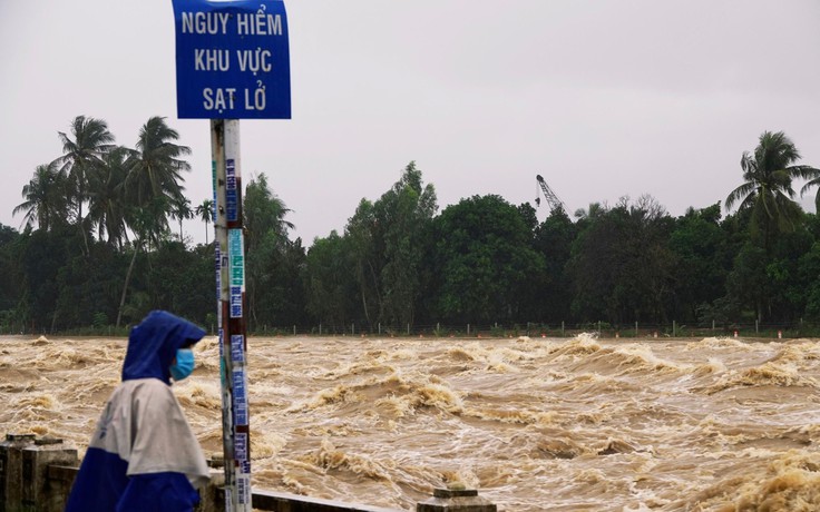 Bất chấp nước lũ cuồn cuộn, vẫn đứng xem nước lũ tràn về Nha Trang