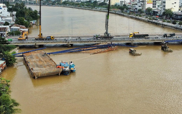 Sà lan đâm vỡ ống dẫn nước, hàng ngàn hộ dân Nha Trang mất nước sinh hoạt