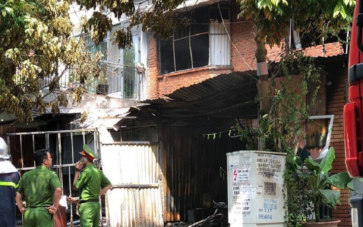 Xưởng sản xuất ghế sofa ở Hà Nội cháy dữ dội, 1 người tử vong